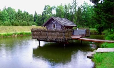 Atokus namelis virš vandens miške | Miško Rojus