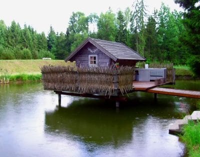 Atokus namelis virš vandens miške | Miško Rojus
