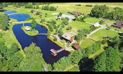 Sodyba „Tarp liepų“: namas šventėms, nameliai poilsiui, pirtis, kubilas, baidarių nuoma