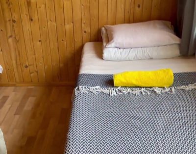 Garsieji Šventosios mediniai nameliai kviečia į svečius: ką rasite viduje ir kiek kainuoja nakvynė