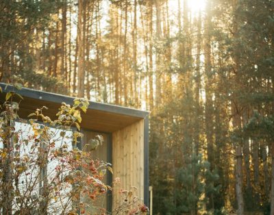 Ryto saulė lėtai slysta pro langus, o už jų – apšerkšniję medžiai. Ir nesvarbu, …