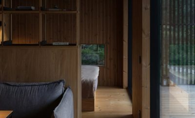 Konga Stay visuma kviečia būti gamtos dalimi.Panoraminiai langai atveria miško…