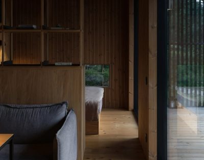 Konga Stay visuma kviečia būti gamtos dalimi.Panoraminiai langai atveria miško…