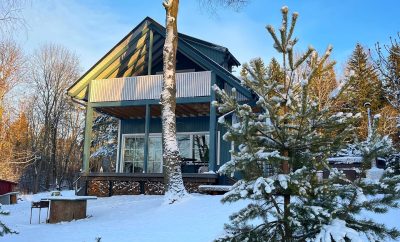 Mėlynas namelis #apgyvendinimas #nameliunuoma  #prieezero  #tytuvėnai #kubilas #…