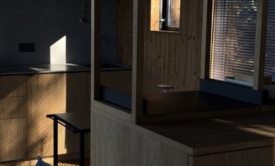 Saulės šešėliai, ant sienų, kuria ramybę ir jaukumą, primindami, kad net paprast…