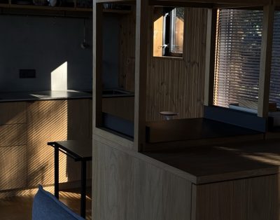 Saulės šešėliai, ant sienų, kuria ramybę ir jaukumą, primindami, kad net paprast…