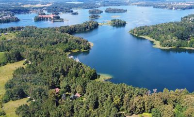 Poilsis dviems prie ežero Trakų rajone – „Medaus Apartamentai” su pirtimi