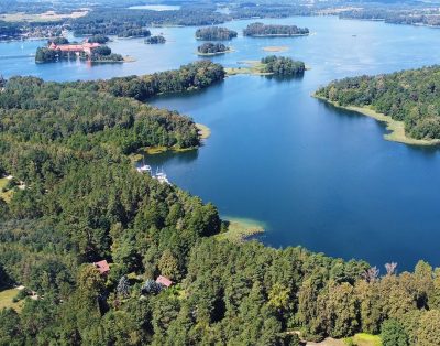 Poilsis dviems prie ežero Trakų rajone – „Medaus Apartamentai” su pirtimi