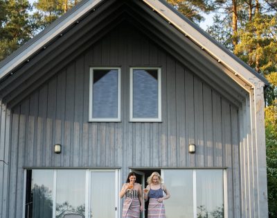 Apsistoję Mažosiose vilose, mūsų svečiai kviečiami vakaroti moderniuose kubiluos…