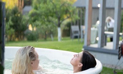 Vanduo ir lėto poilsio akimirkos.
Modernūs kubilai laukia poilsiautojų.www.b…