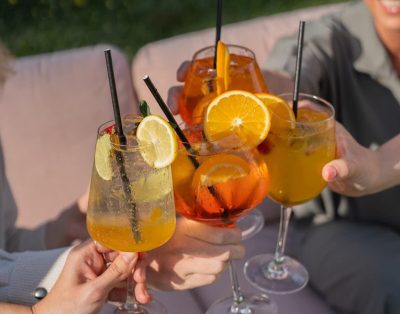 Pasprukite iš kasdienės rutinos kartu su mylimomis draugėmis!Jeigu sunku deri…