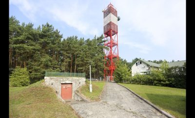 Žvilgsnis iš Šventosios švyturio: Baltijos jūros mėlis ir miestelis tarp medžių