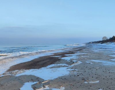 Žiema Šventojoje – ypatingai graži: daug sniego, ramybė, švari jūra ir tyla, ku…