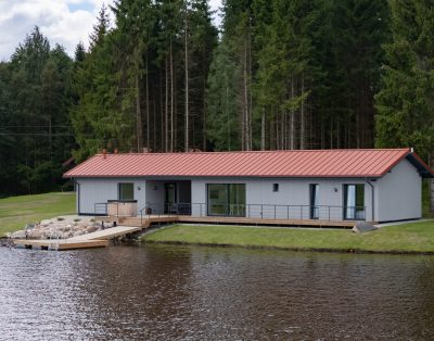 Kviečiame į jaukią sodybą **Utenos rajone, Indubakiuose.**Sodyboje – **du mode…