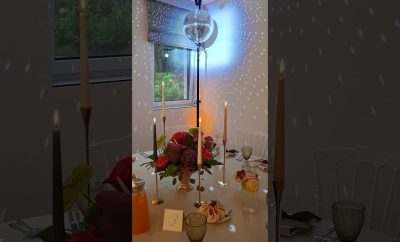 Šventiškai dekoruotas stalas „Naturviloje“ | Sodyba vestuvėms Vilniaus rajone