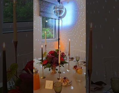 Šventiškai dekoruotas stalas „Naturviloje“ | Sodyba vestuvėms Vilniaus rajone