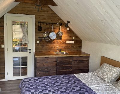 Vasario 14/15 dienom vis dar laisvas namelis dviems.Viena para 200,-Dvi par…