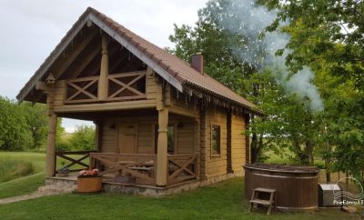 **KVIEČIAME Į PLATELIUS, SODYBĄ „LIEPIJĄ”****NAKVYNĖ SU PIRTIMI namelyje Ąžuol…