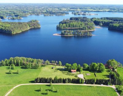 Nameliai – sodybos su pirtimi, kubilu ant Antalieptės marių kranto