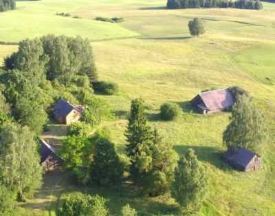 PARDUODAMA SODYBA SU BRANDŽIU SODU, TVENKINIAIS BEI PIRTIMI MOLĖTŲ RAJONE!