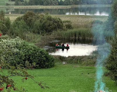 Namelis prie ežero tapo mūsų prieglobsčiu nuo pasaulio šią vasarą, kad ir ne vis…