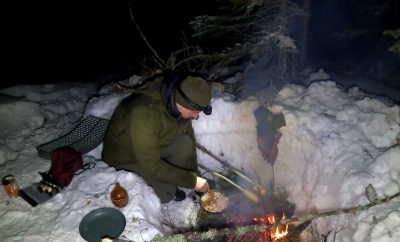 Nakvynė prie ežero spaudžiant -15C Statau iš sniego pastoge