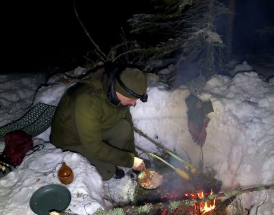 Nakvynė prie ežero spaudžiant -15C Statau iš sniego pastoge