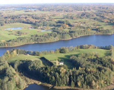PARDUODAMA IŠSKIRTINĖ SODYBA ZARASŲ RAJONE, BAKUČIŲ KAIME – ANT DŪBURAIČIO EŽERO KRANTO