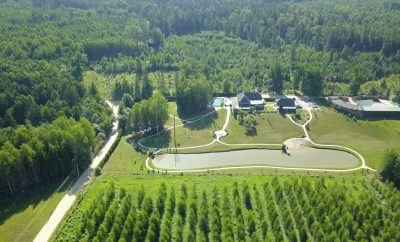 Virš Lietuvos: Girionių kaimo turizmo sodyba ir gyvenvietė ties Žaisos tvenkiniu, drono 4k video