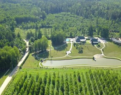 Virš Lietuvos: Girionių kaimo turizmo sodyba ir gyvenvietė ties Žaisos tvenkiniu, drono 4k video