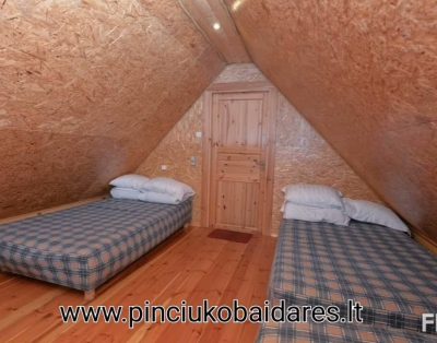 10 vietų pirtelė su kubilu prie Baltosios Ančios upės.