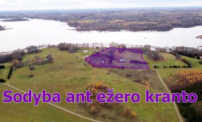 Sodyba ant ežero kranto iš paukščio skrydžio