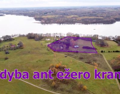 Sodyba ant ežero kranto iš paukščio skrydžio